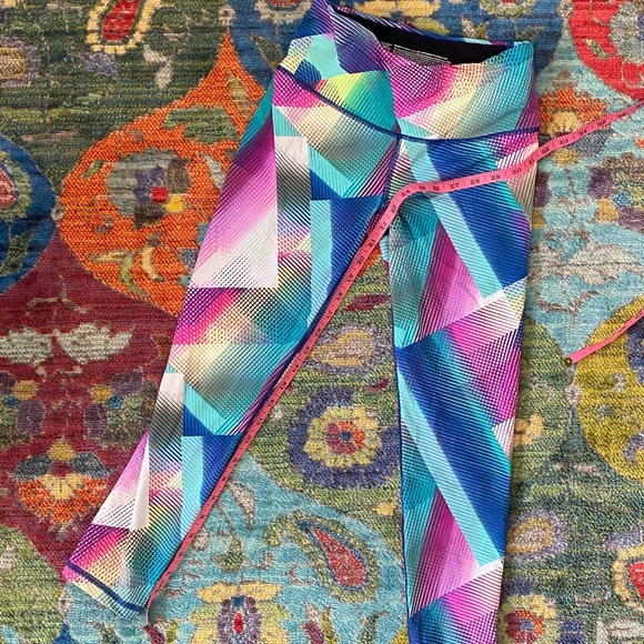 Victoria’s Secret VSX - Capri Yoga Pants Leggings - Picture 3 of 5